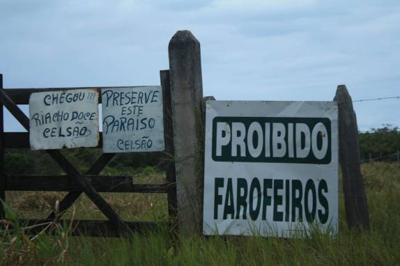 Placas indicativas de Riacho Doce, fronteira da Bahia, em Itaúnas - ES